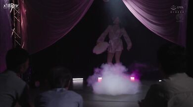 【中文字幕】ストリップ剧场で舞う人妻