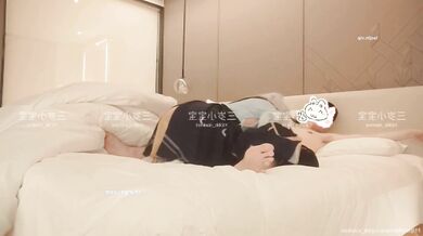 顶级绿帽淫妻【三岁小宝宝】SVIP付费视频，极品小少妇，喜欢大学生单男来操，超刺激 (2)